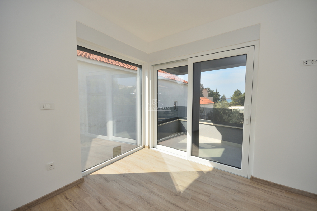 Žaborić – moderna doppia villetta S1, a 70 m dal mare, nuova costruzione con giardino e terrazza