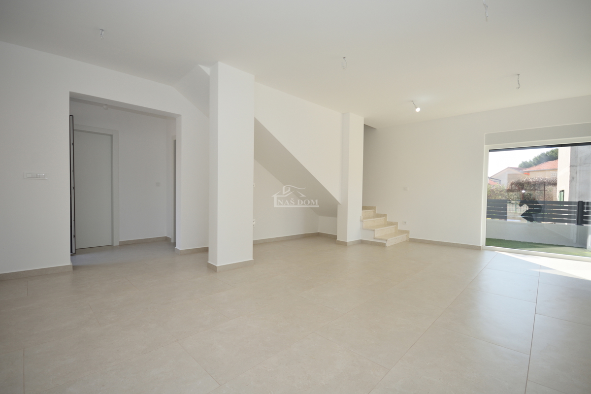 Žaborić – moderna doppia villetta S1, a 70 m dal mare, nuova costruzione con giardino e terrazza