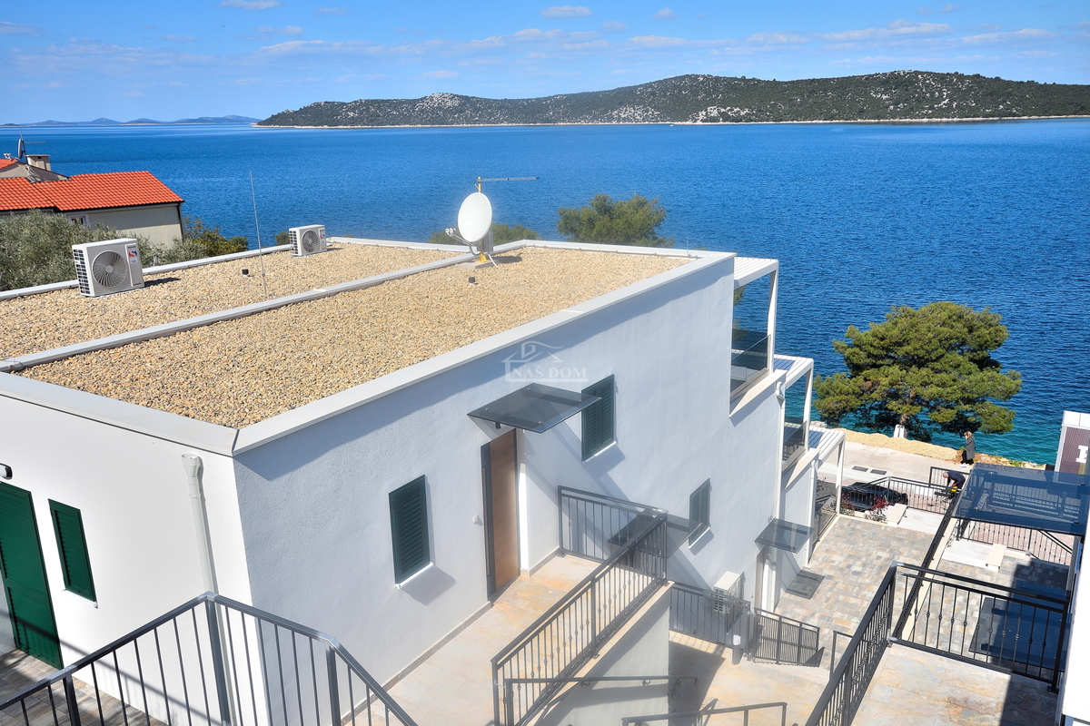 Primošten, Šparadići - PRIMO FILA SUL MARE appartamenti con vista mare