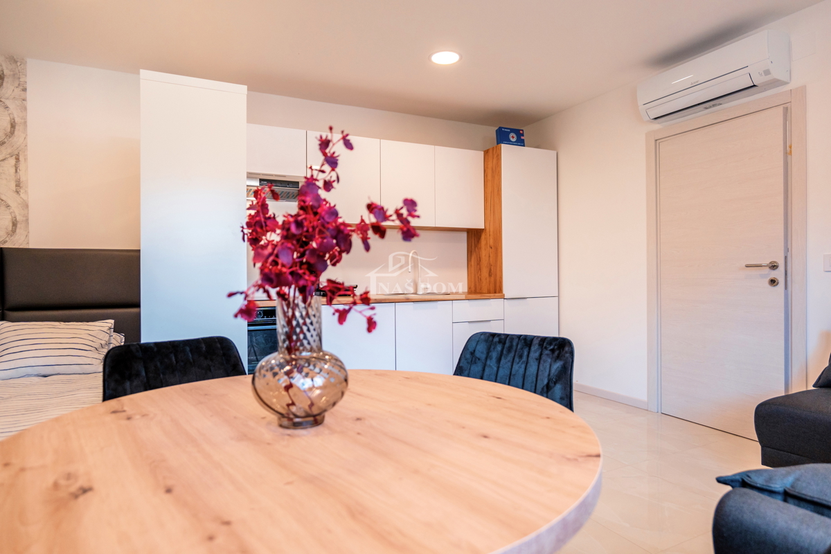 Vodice - appartamento confortevole ristrutturato al piano terra con giardino, a 300 m dalla spiaggia