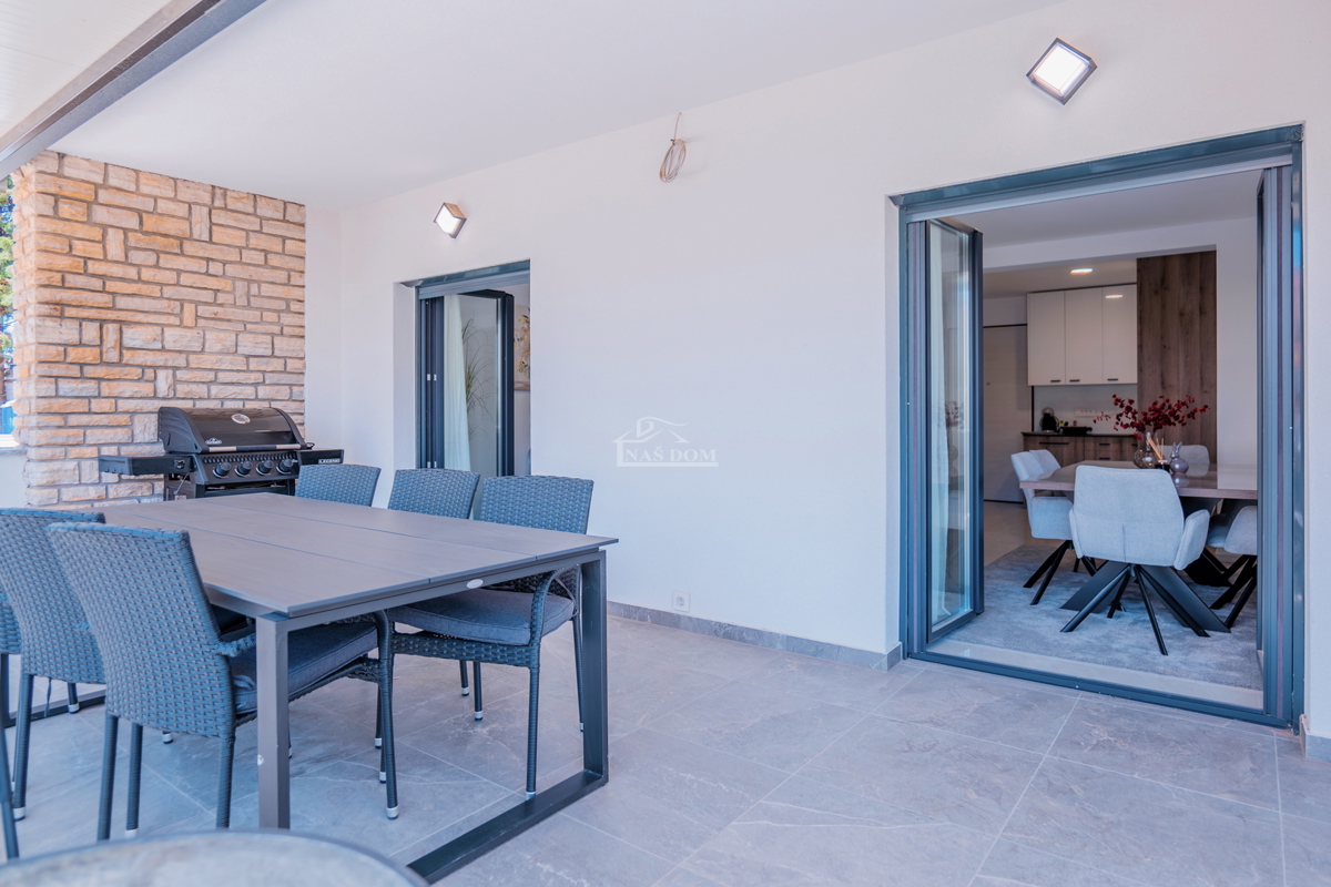 Vodice - appartamento confortevole ristrutturato al piano terra con giardino, a 300 m dalla spiaggia