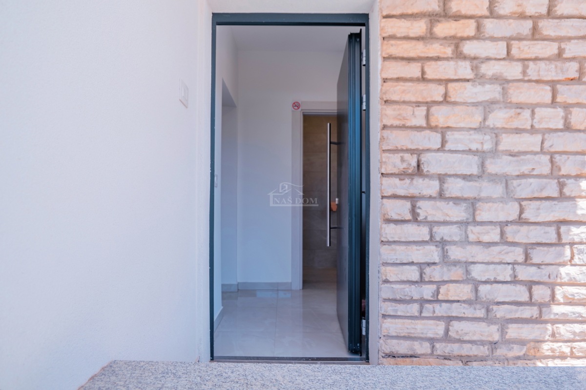 Vodice - appartamento confortevole ristrutturato al piano terra con giardino, a 300 m dalla spiaggia