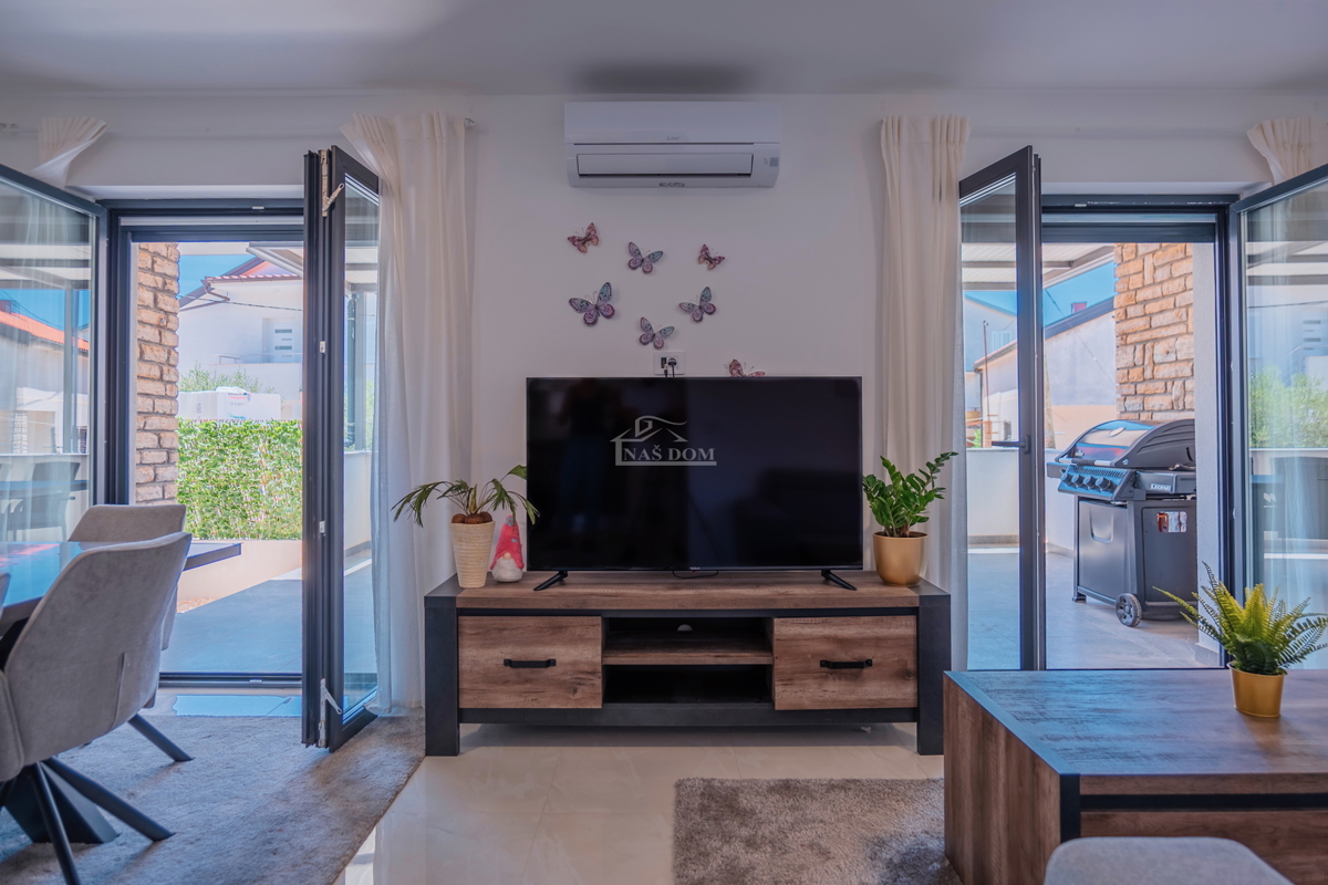 Vodice - appartamento confortevole ristrutturato al piano terra con giardino, a 300 m dalla spiaggia