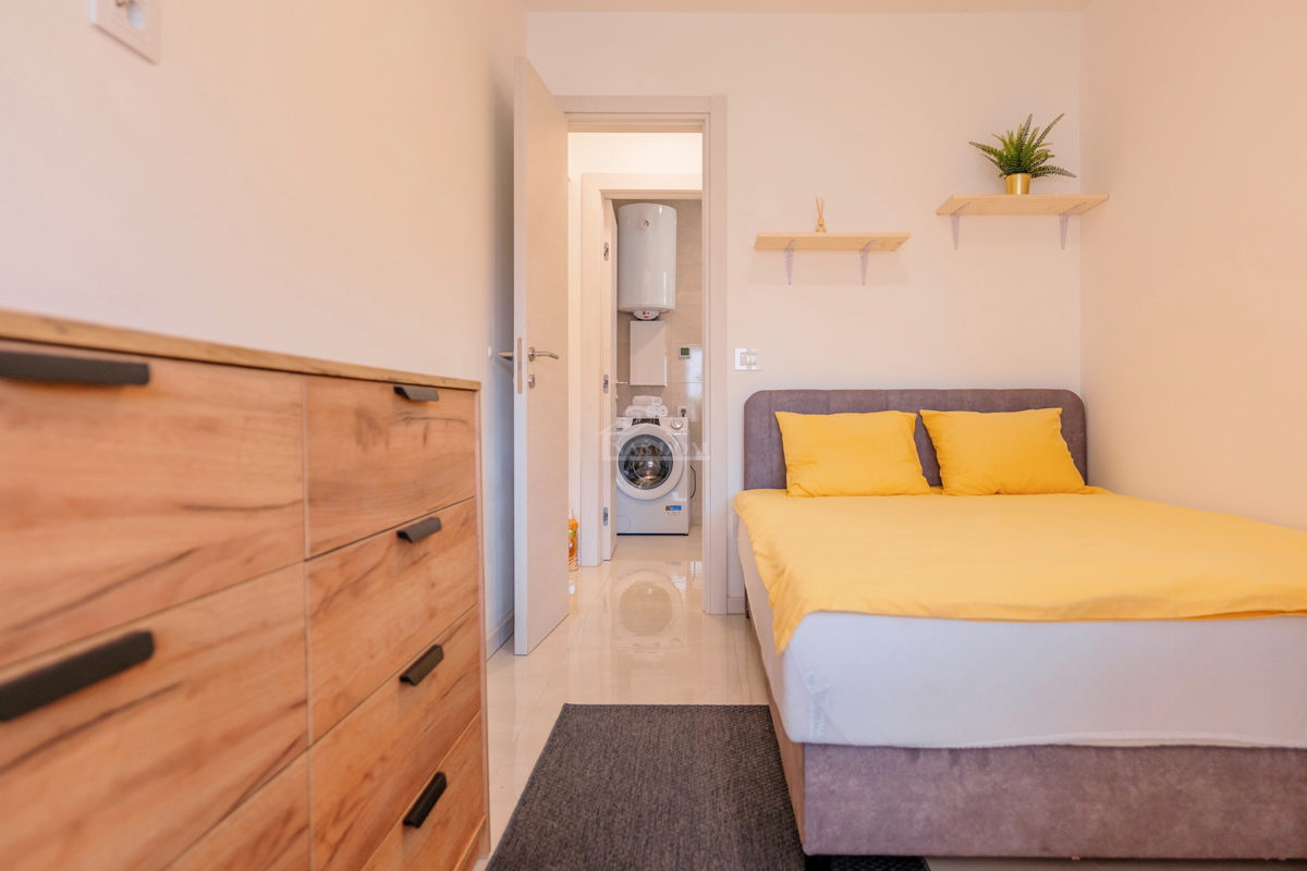 Vodice - appartamento confortevole ristrutturato al piano terra con giardino, a 300 m dalla spiaggia