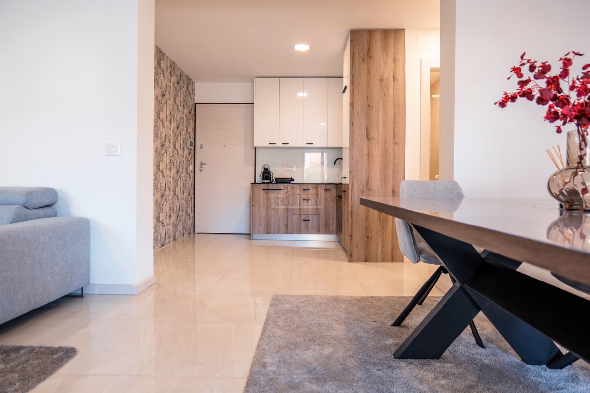 Vodice - appartamento confortevole ristrutturato al piano terra con giardino, a 300 m dalla spiaggia