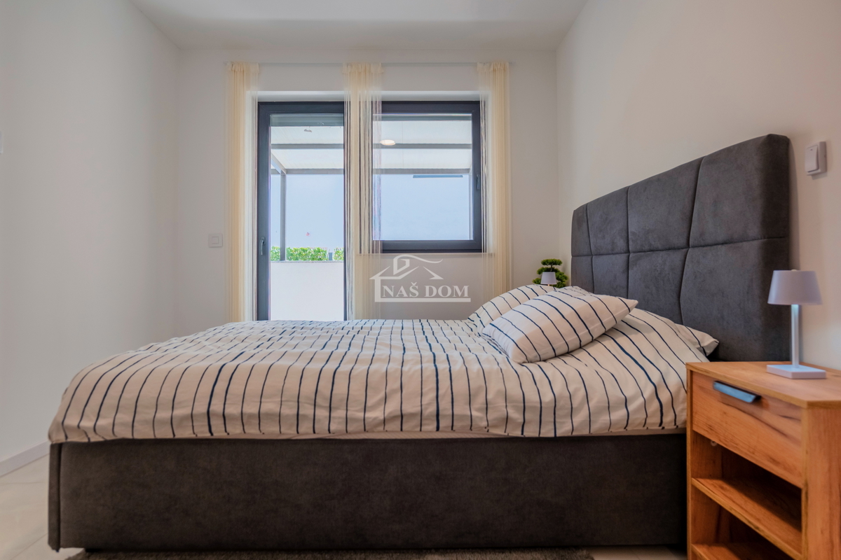 Vodice - appartamento confortevole ristrutturato al piano terra con giardino, a 300 m dalla spiaggia