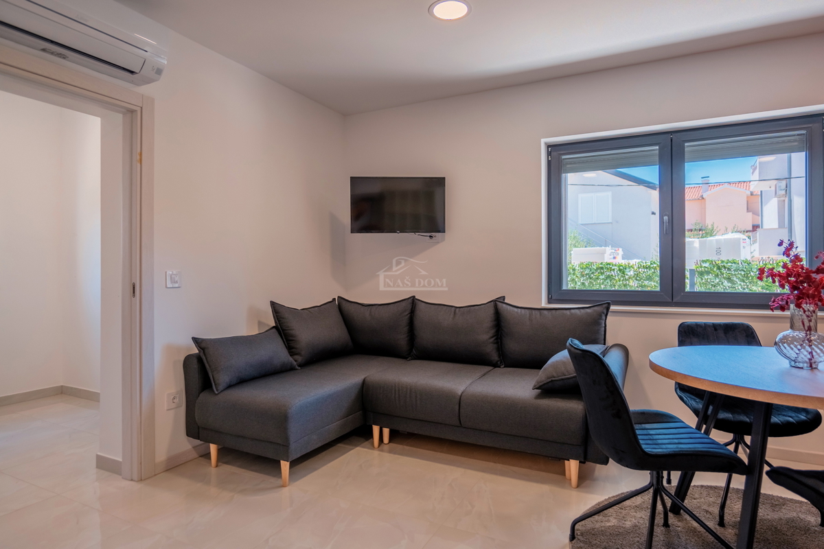 Vodice - appartamento confortevole ristrutturato al piano terra con giardino, a 300 m dalla spiaggia