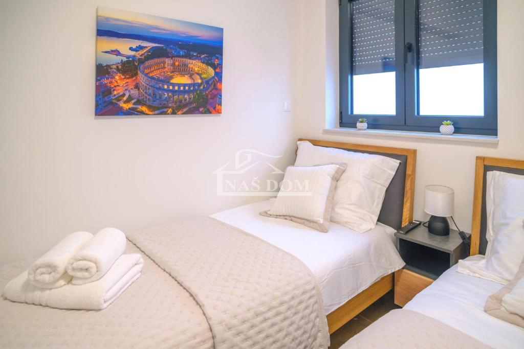 Vodice - **CENTRO** casa a schiera con piscina e terrazza panoramica, vista mare