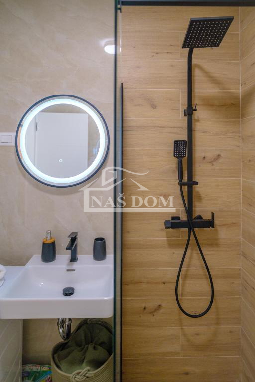 Vodice - **CENTRO** casa a schiera con piscina e terrazza panoramica, vista mare