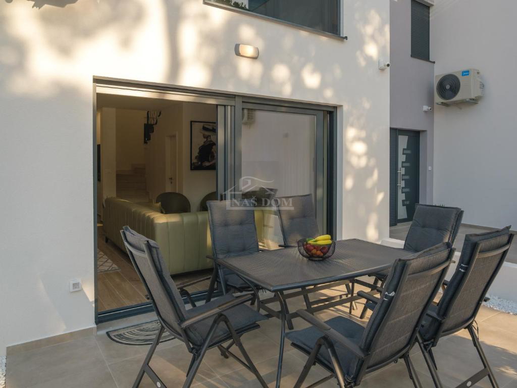 Vodice - **CENTRO** casa a schiera con piscina e terrazza panoramica, vista mare