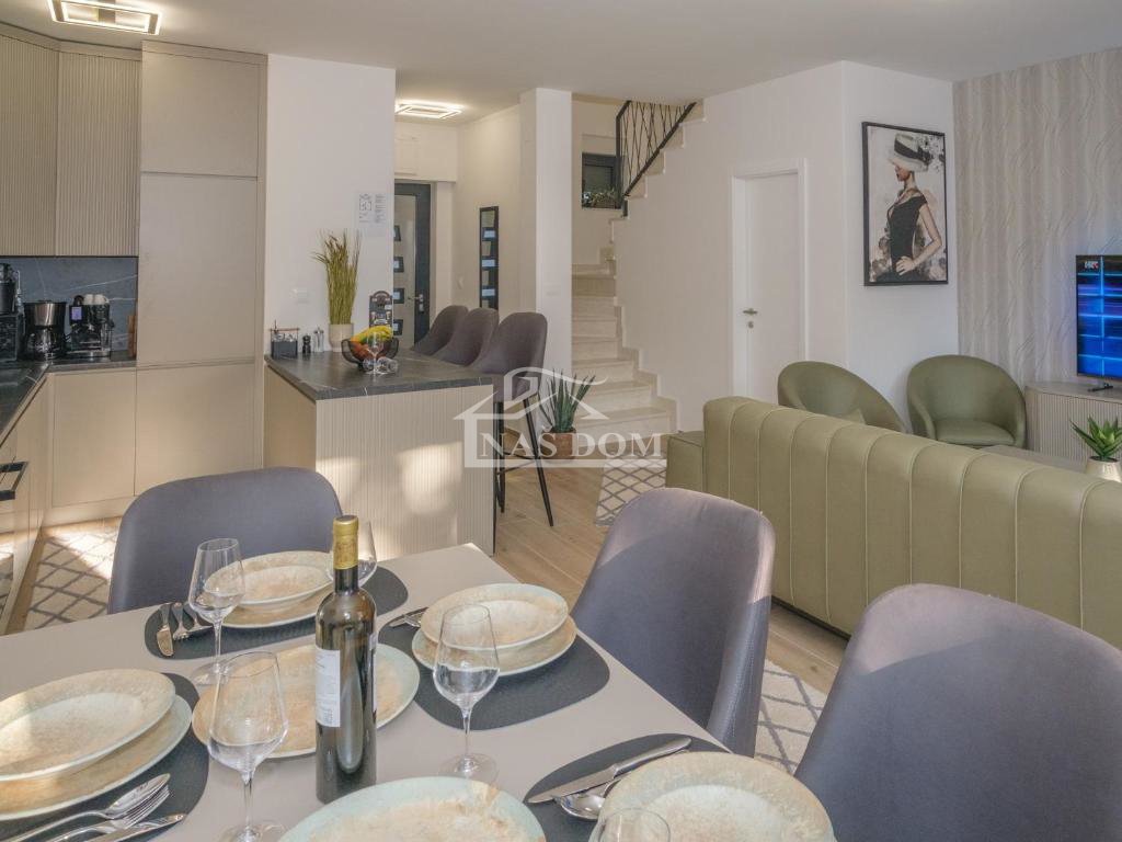 Vodice - **CENTRO** casa a schiera con piscina e terrazza panoramica, vista mare