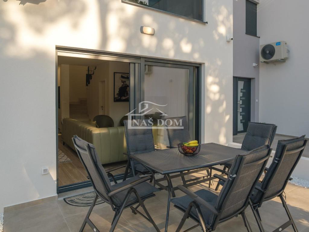 Vodice - **CENTRO** casa a schiera con piscina e terrazza panoramica, vista mare