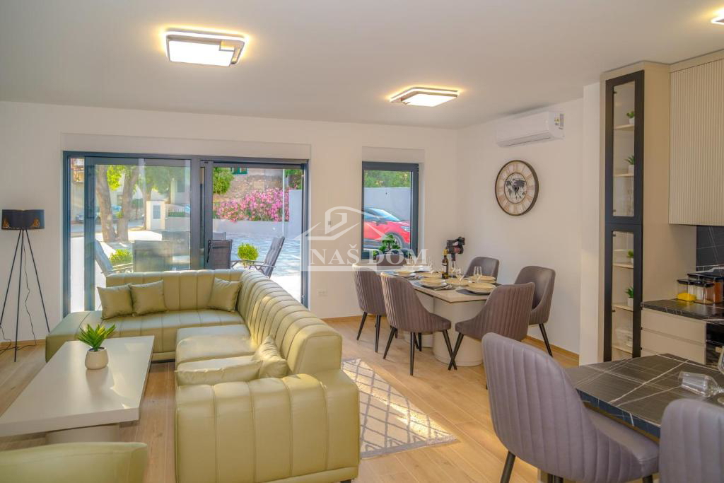 Vodice - **CENTRO** casa a schiera con piscina e terrazza panoramica, vista mare