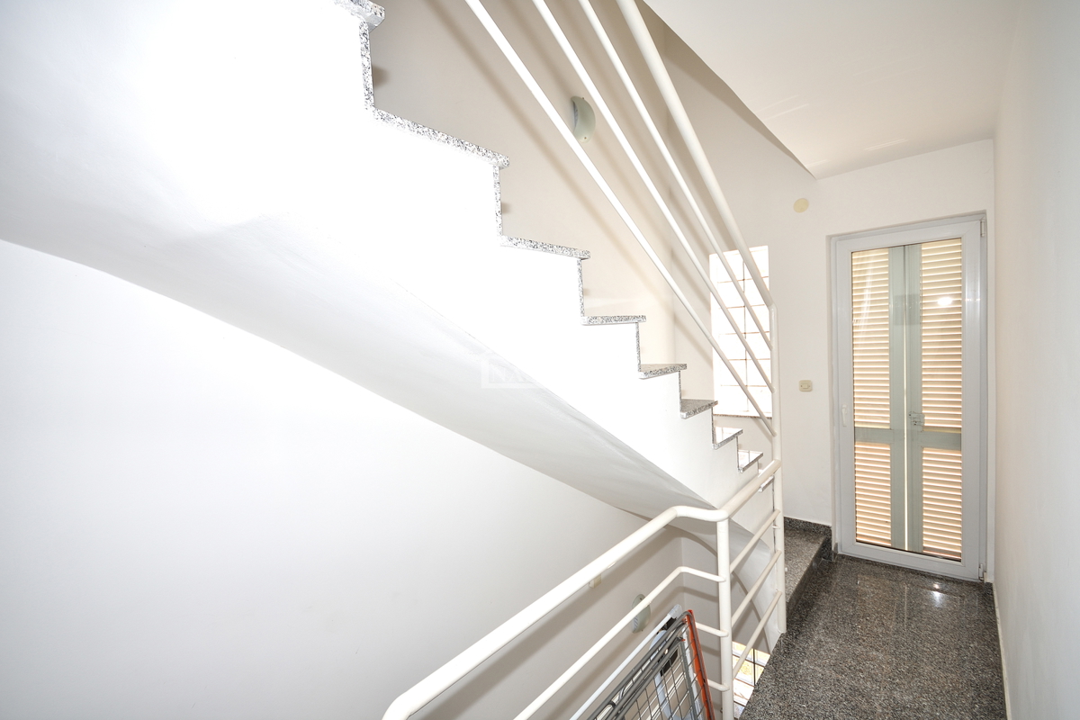 Vodice, Srima - appartamento su tre piani a 450 m dalla spiaggia