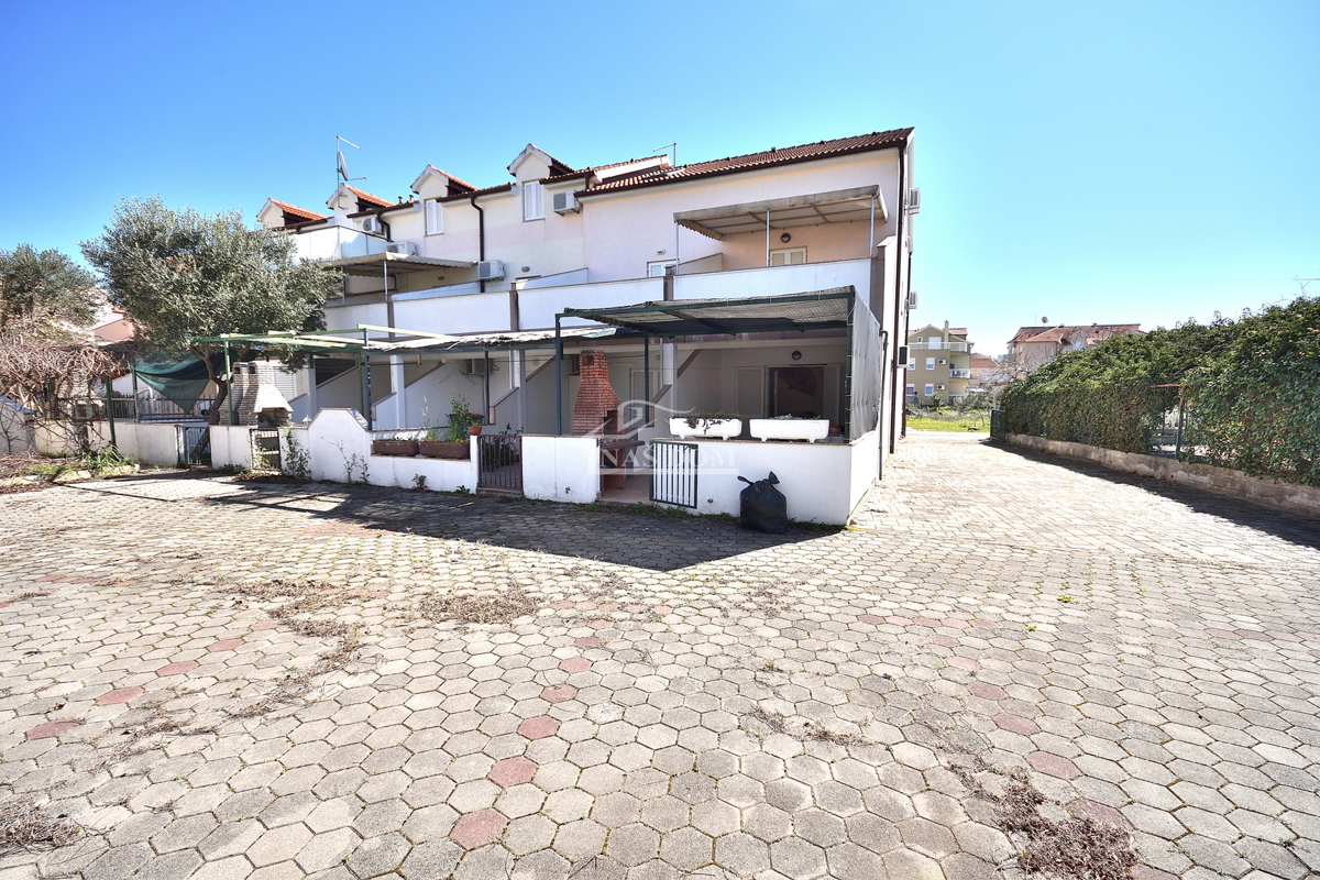 Vodice, Srima - appartamento su tre piani a 450 m dalla spiaggia