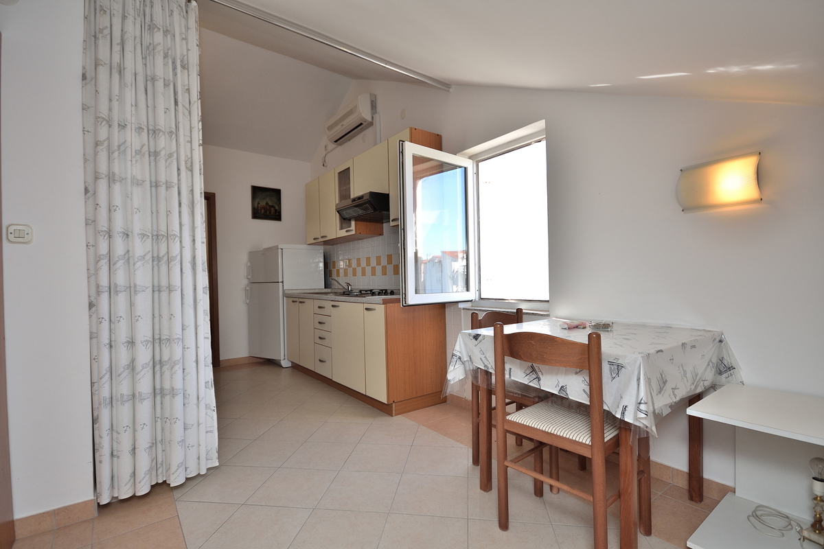 Vodice, Srima - appartamento su tre piani a 450 m dalla spiaggia