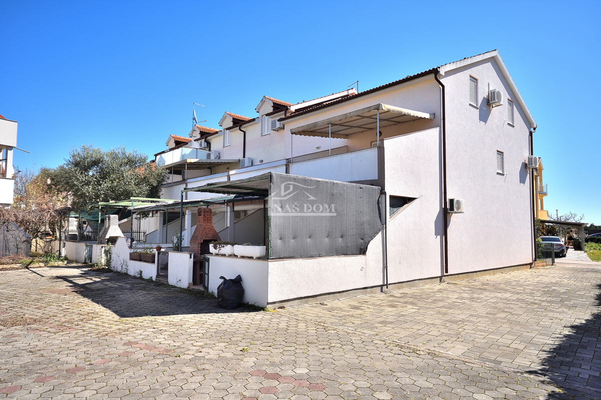 Vodice, Srima - appartamento su tre piani a 450 m dalla spiaggia