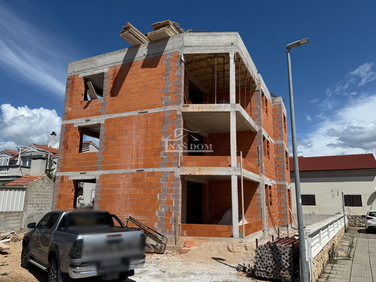 Vodice-**NUOVA COSTRUZIONE** Appartamento S1 con giardino, a 450 m dal mare