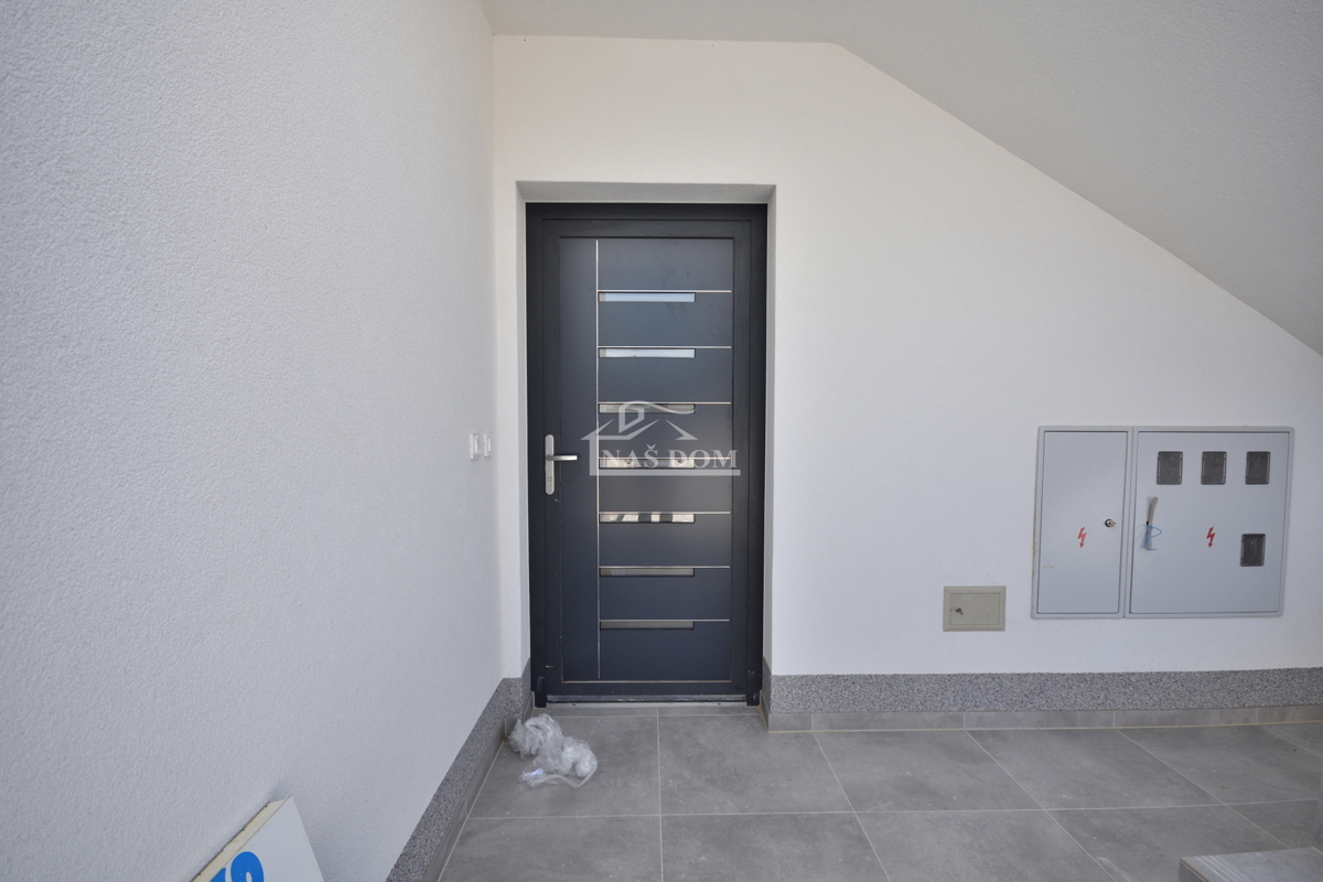 Vodice - Appartamento di lusso S1 con giardino, posizione tranquilla