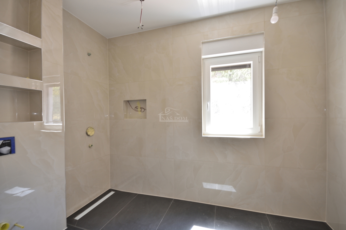 Vodice - Appartamento di lusso S1 con giardino, posizione tranquilla