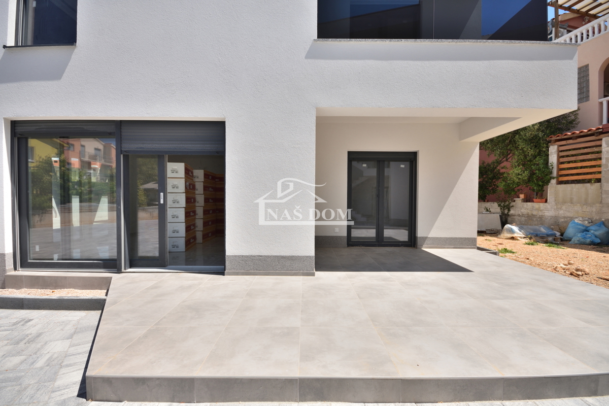 Vodice - Appartamento di lusso S1 con giardino, posizione tranquilla