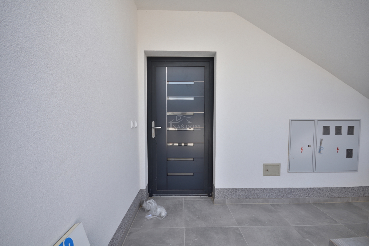 Vodice - Appartamento di lusso S1 con giardino, posizione tranquilla