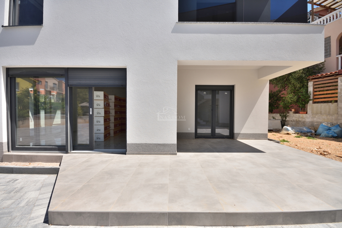 Vodice - Appartamento di lusso S1 con giardino, posizione tranquilla