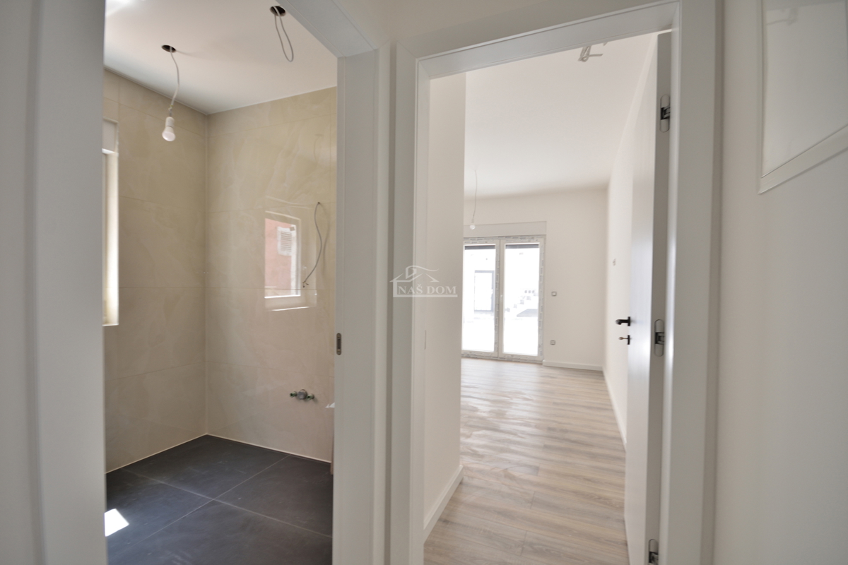 Vodice - Appartamento di lusso S1 con giardino, posizione tranquilla