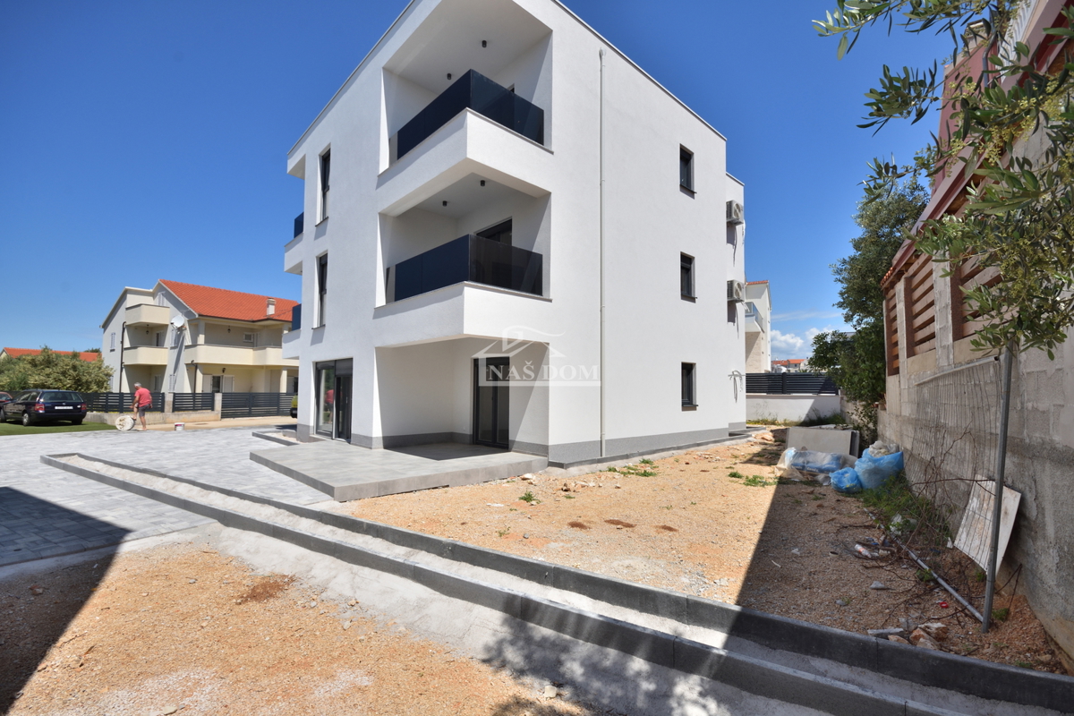 Vodice - Appartamento di lusso S1 con giardino, posizione tranquilla