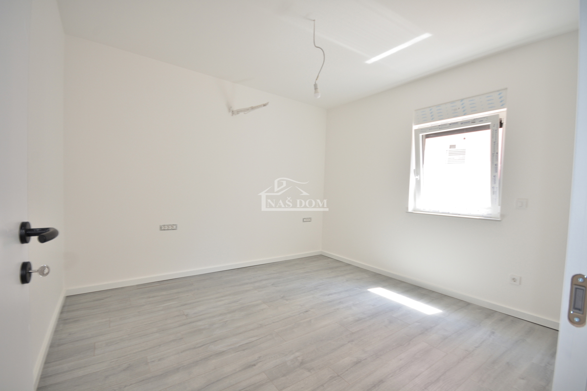 Vodice - Appartamento di lusso S1 con giardino, posizione tranquilla