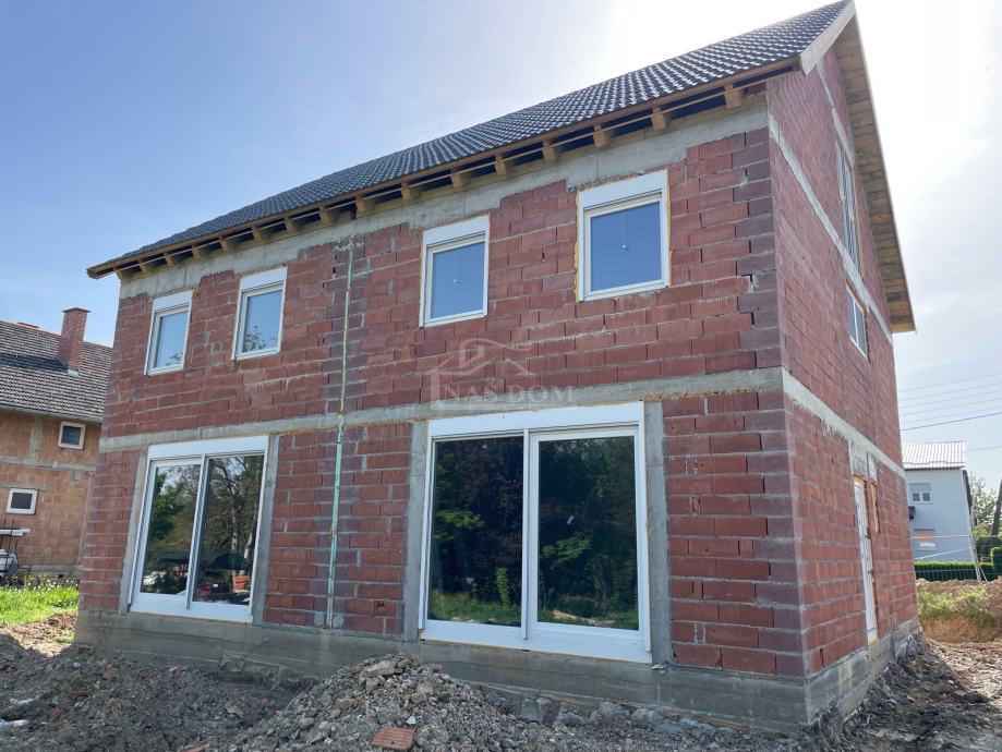 Kutina - casa bifamiliare con giardino