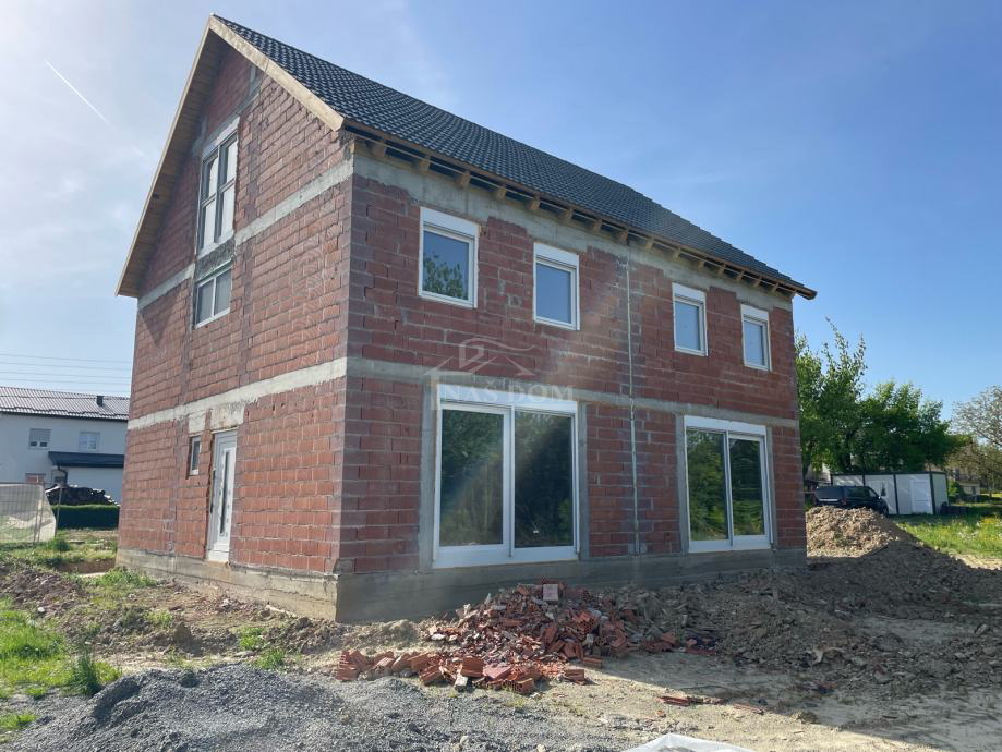 Kutina - casa bifamiliare con giardino