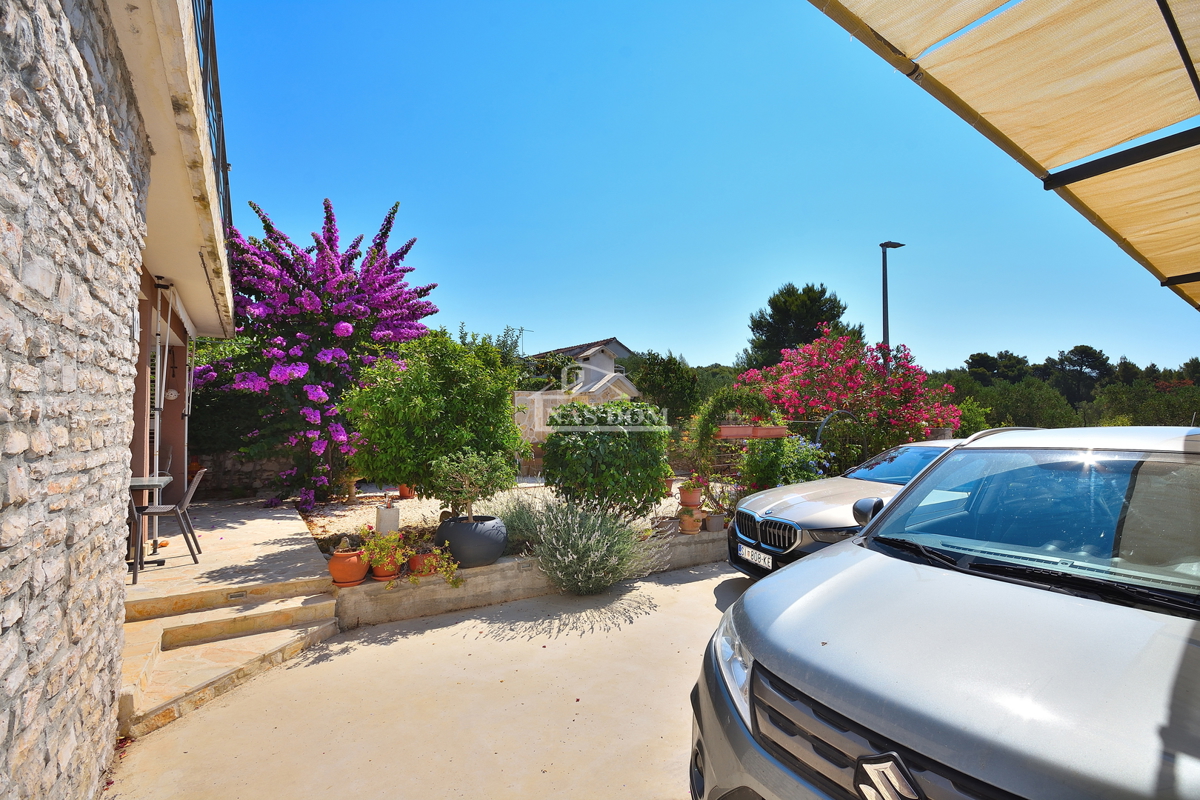Tribunj, SOVLJE - casa con due appartamenti a 200 m dalla spiaggia