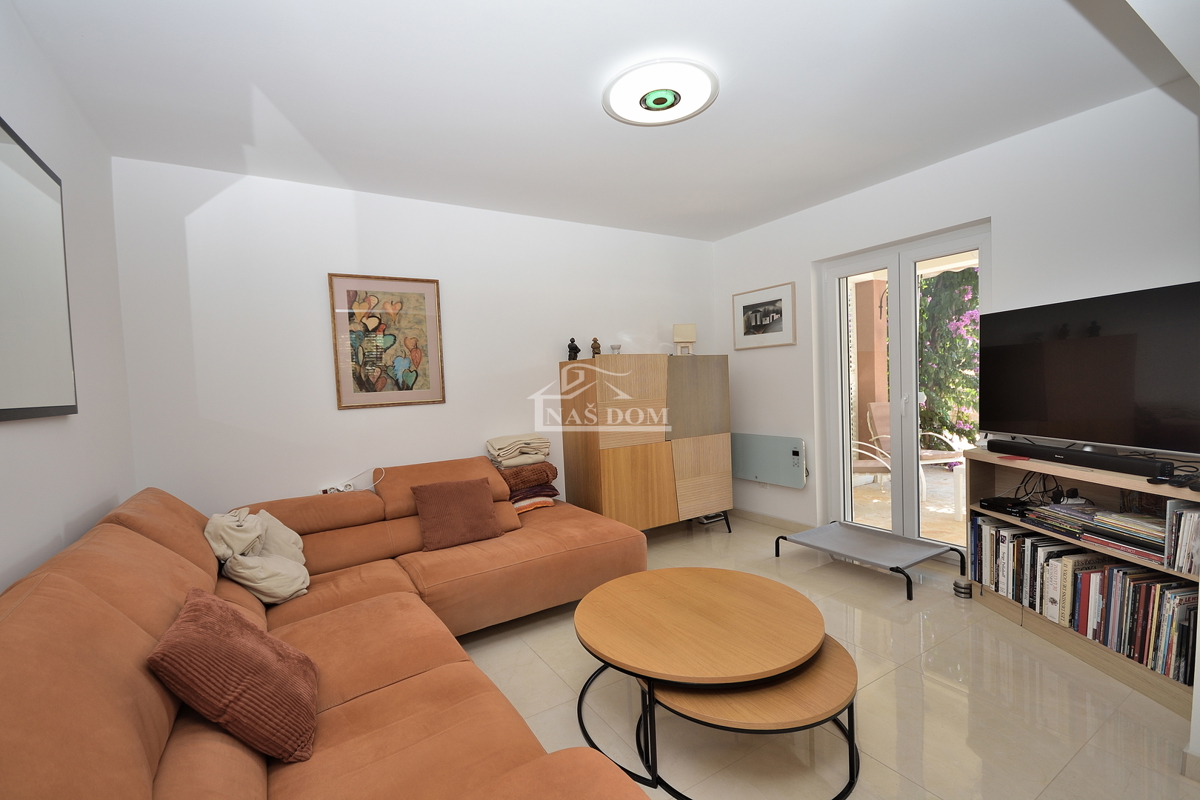 Tribunj, SOVLJE - casa con due appartamenti a 200 m dalla spiaggia