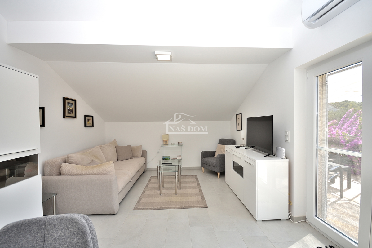 Tribunj, SOVLJE - casa con due appartamenti a 200 m dalla spiaggia
