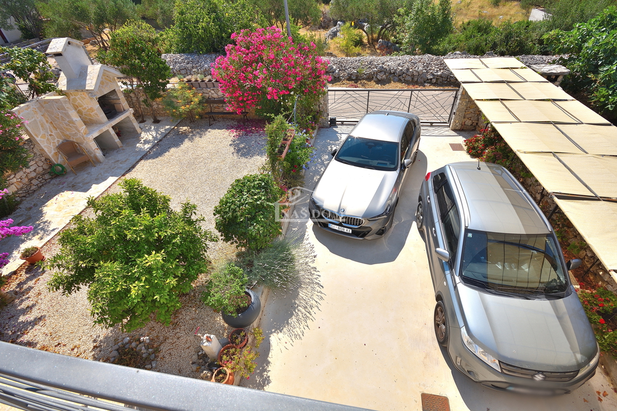 Tribunj, SOVLJE - casa con due appartamenti a 200 m dalla spiaggia