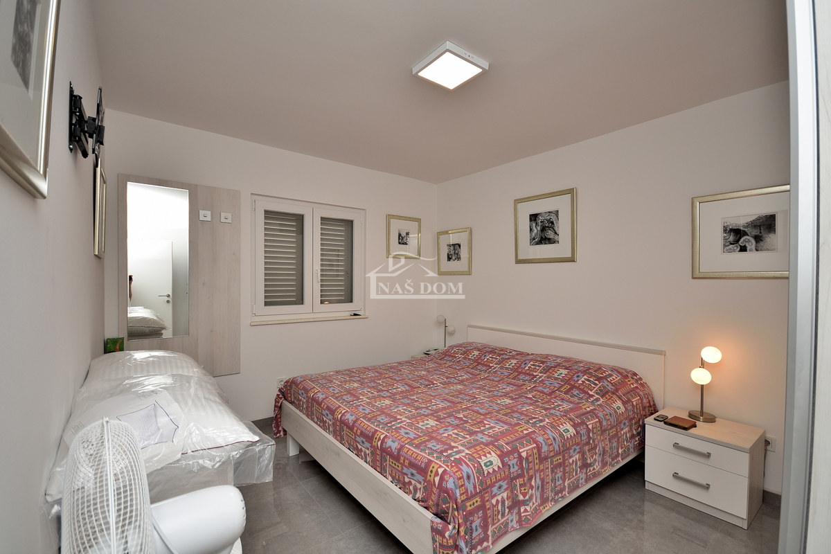 Tribunj, SOVLJE - casa con due appartamenti a 200 m dalla spiaggia