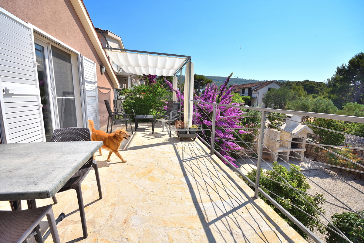 Tribunj, SOVLJE - casa con due appartamenti a 200 m dalla spiaggia
