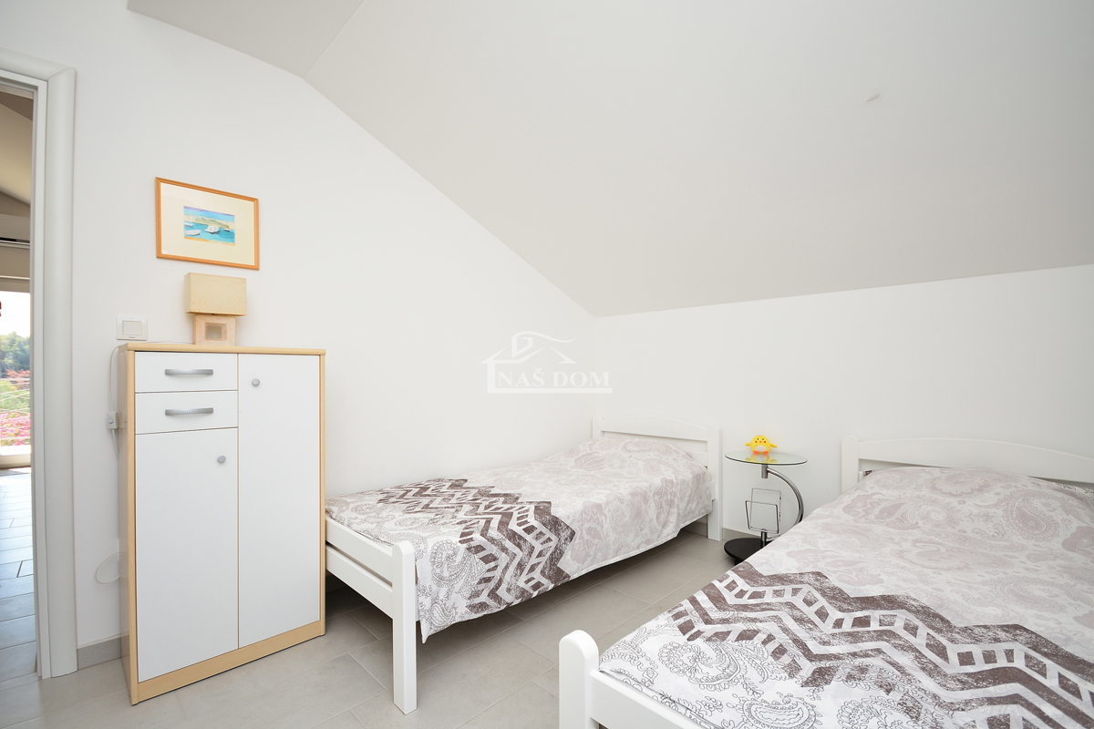 Tribunj, SOVLJE - casa con due appartamenti a 200 m dalla spiaggia