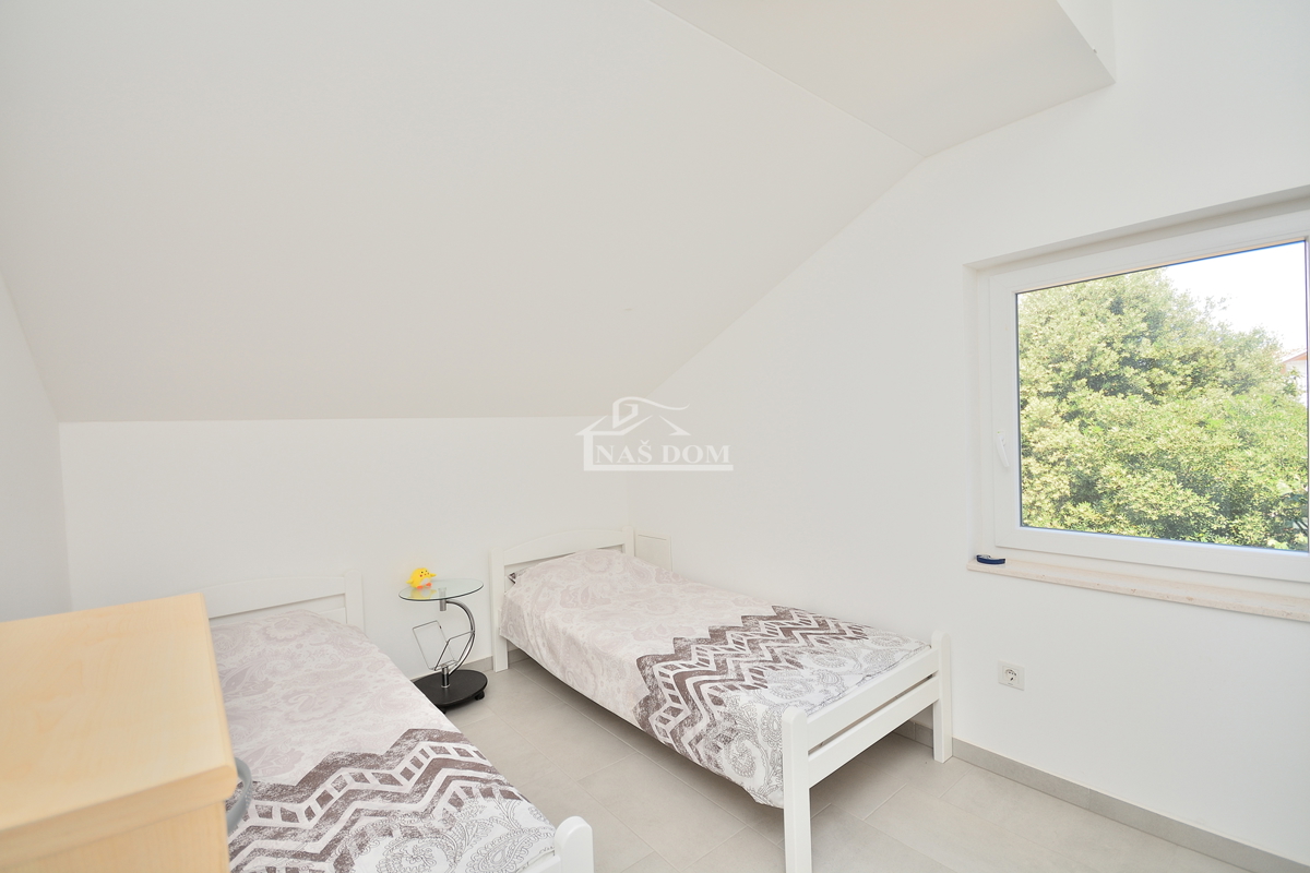 Tribunj, SOVLJE - casa con due appartamenti a 200 m dalla spiaggia