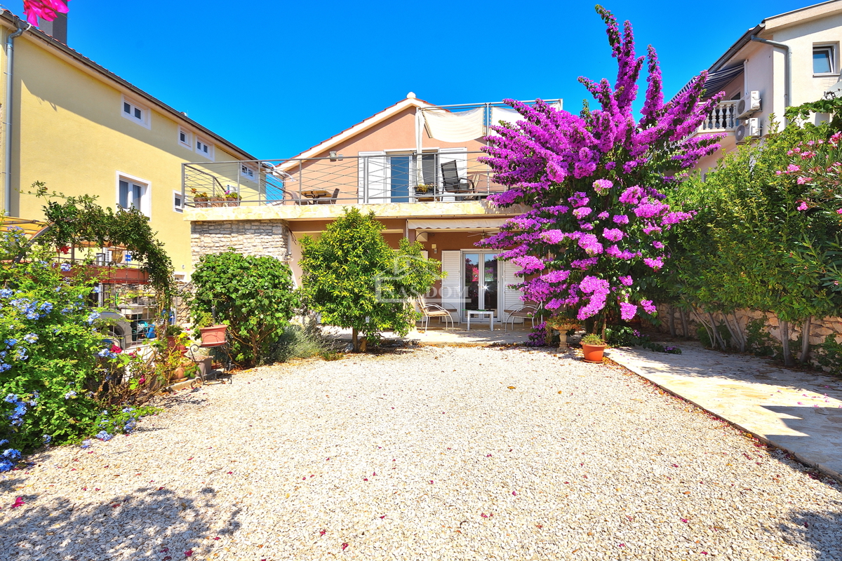 Tribunj, SOVLJE - casa con due appartamenti a 200 m dalla spiaggia