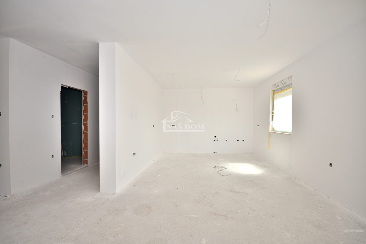 Vodice.-**NUOVA COSTRUZIONE** Appartamento 93 m2, primo piano, 2 camere + soggiorno con angolo cottura