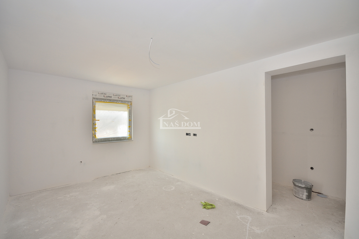 Vodice.-**NUOVA COSTRUZIONE** Appartamento 93 m2, primo piano, 2 camere + soggiorno con angolo cottura