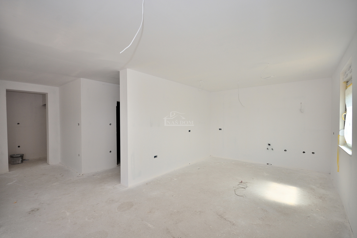 Vodice.-**NUOVA COSTRUZIONE** Appartamento 93 m2, primo piano, 2 camere + soggiorno con angolo cottura