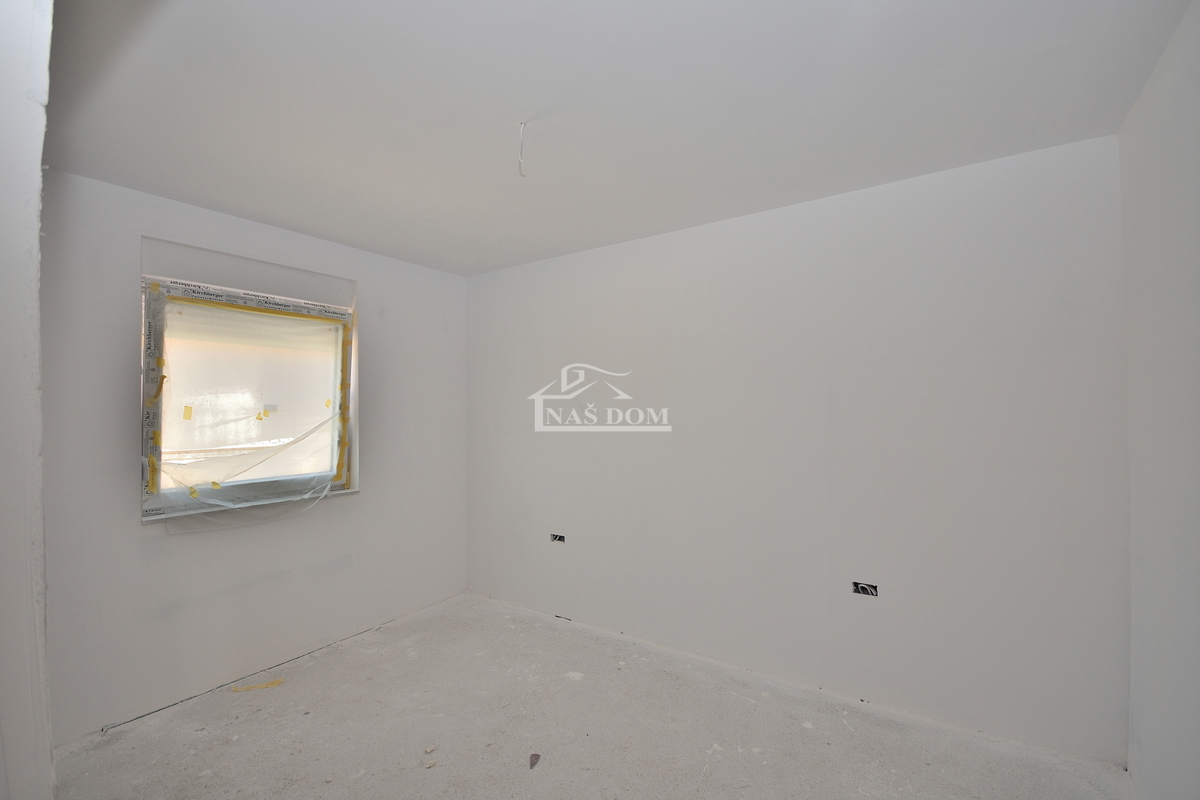 Vodice.-**NUOVA COSTRUZIONE** Appartamento 93 m2, primo piano, 2 camere + soggiorno con angolo cottura