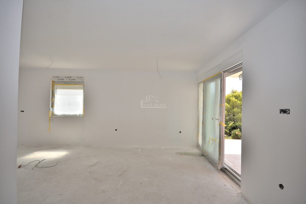 Vodice.-**NUOVA COSTRUZIONE** Appartamento 93 m2, primo piano, 2 camere + soggiorno con angolo cottura