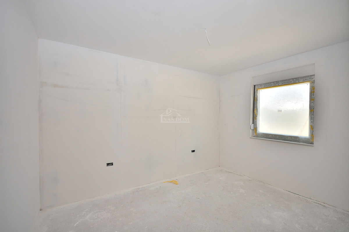 Vodice.-**NUOVA COSTRUZIONE** Appartamento 93 m2, primo piano, 2 camere + soggiorno con angolo cottura