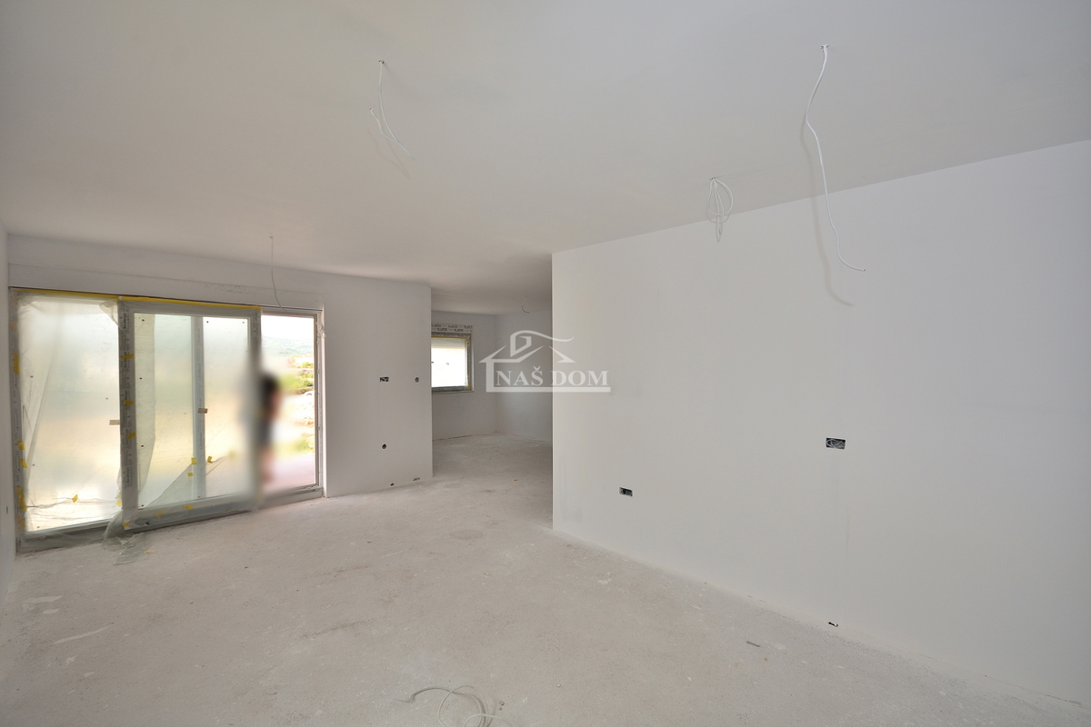 Vodice.-**NUOVA COSTRUZIONE** Appartamento 93 m2, primo piano, 2 camere + soggiorno con angolo cottura