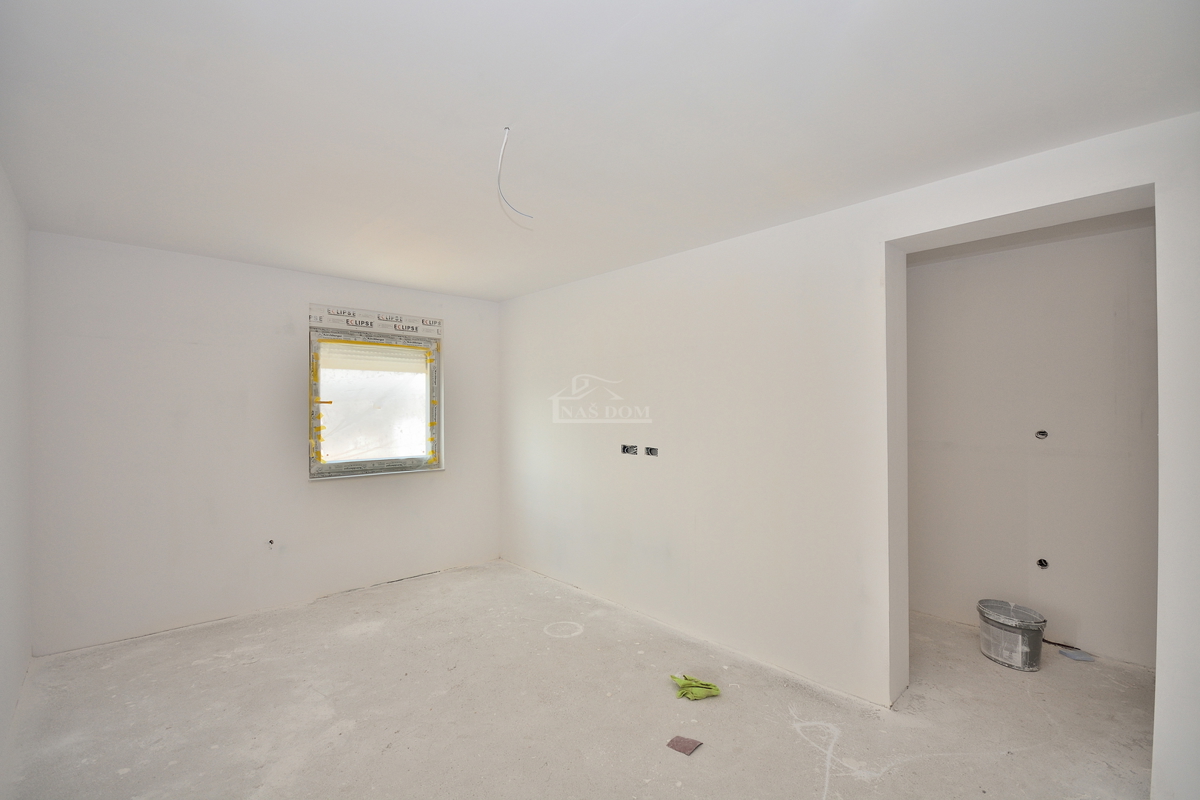 Vodice.-**NUOVA COSTRUZIONE** Appartamento 93 m2, primo piano, 2 camere + soggiorno con angolo cottura