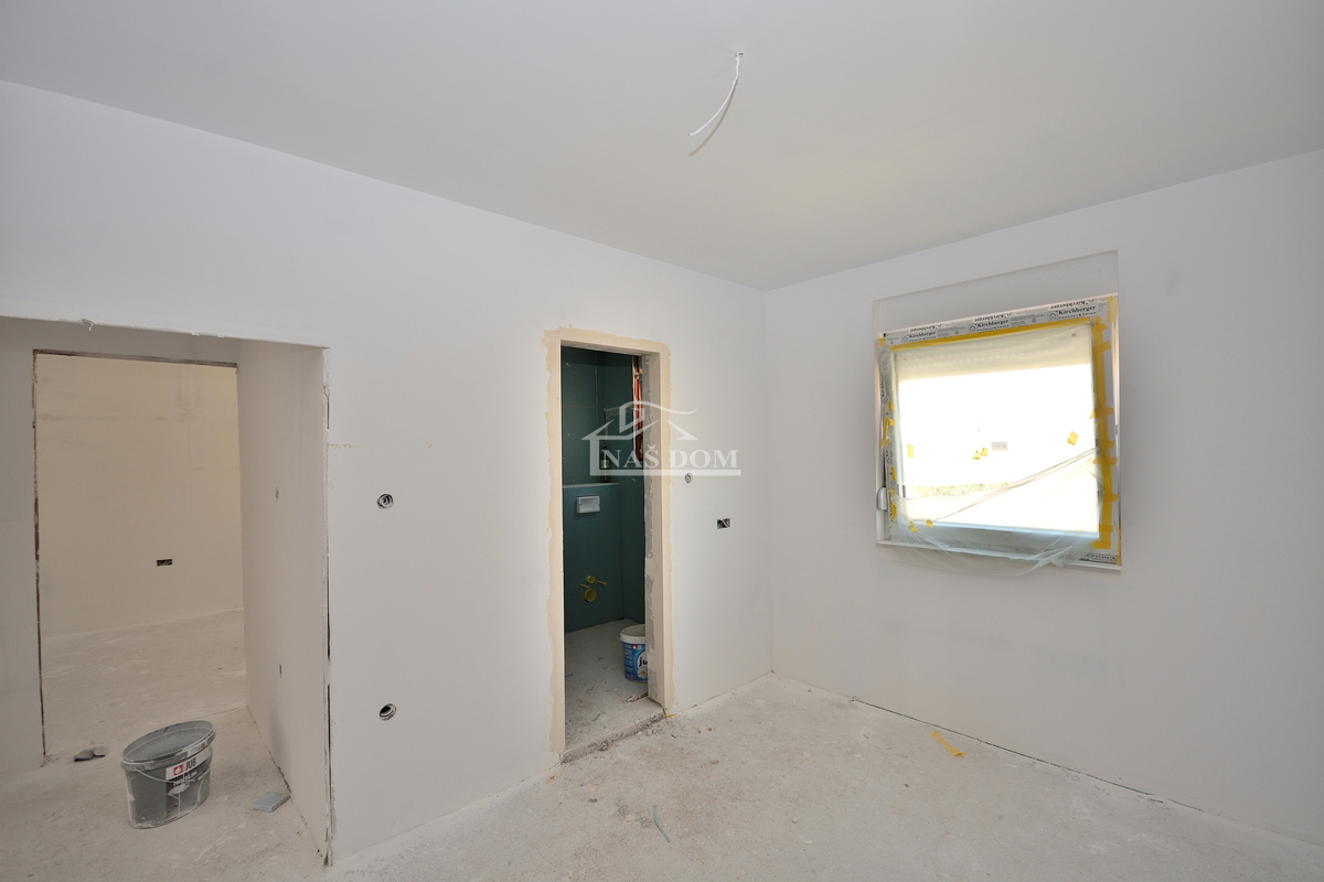 Vodice.-**NUOVA COSTRUZIONE** Appartamento 93 m2, primo piano, 2 camere + soggiorno con angolo cottura